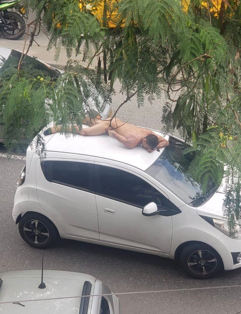 El extraño hombre ahora es buscado por la mujer que manejaba el carro para que responda por los daños que le generó.