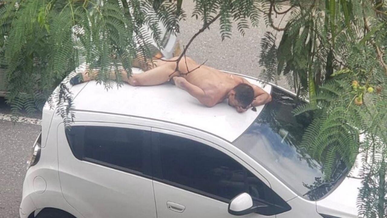 El extraño hombre ahora es buscado por la mujer que manejaba el carro para que responda por los daños que le generó.