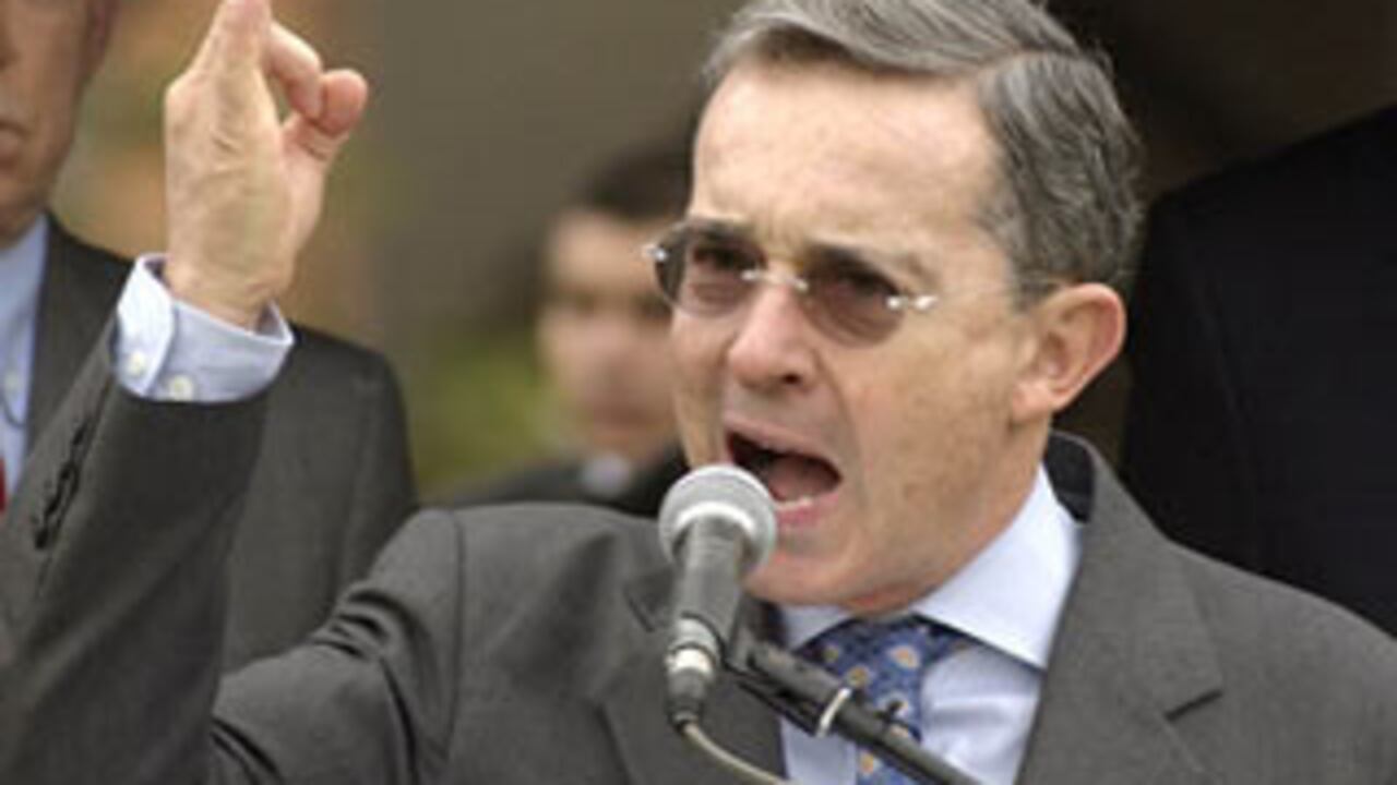 El viernes en la mañana el presidente Álvaro Uribe llegó al lugar del atentado en compañia del ministro Juan Manuel Santos para anunciar que se suspendía la búsqueda del acuerdo humanitario. Ordenó rescatar por las armas a los secuestrados en poder de las Farc