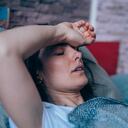 El desmayo puede ser uno de las causas para la piel pálida. Foto: Getty images.