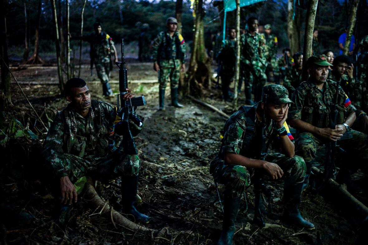 Como explica Ríos, la intención de Verde "no es blanquear la reputación de la guerrilla" sino ver los seres humanos que hay detrás de la guerra. En esta foto, el frente 34 de las antiguas Farc veía en las noticias cómo el 51% de los electores había dicho 'No' al plebiscito para refrendar el Acuerdo de Paz.