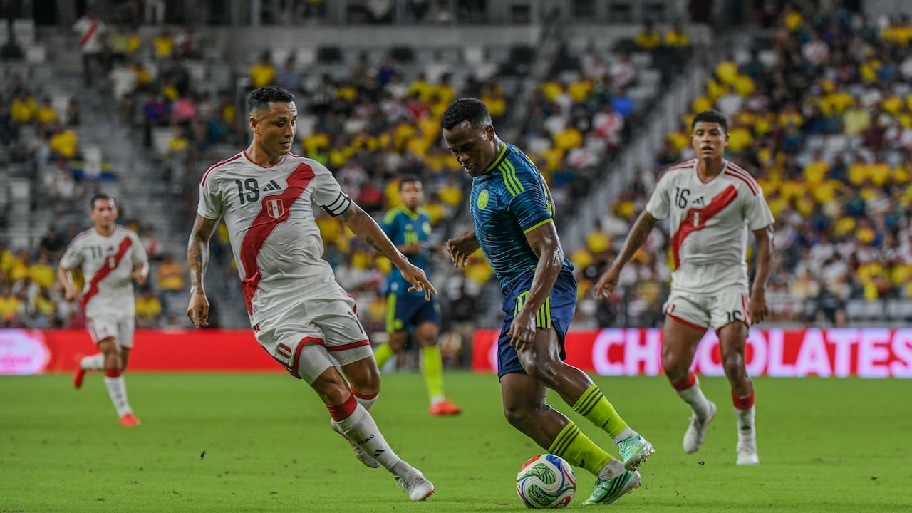 Jhon Arias, de Colombia, controla el balón en el partido amistoso contra Perú en Miami.
