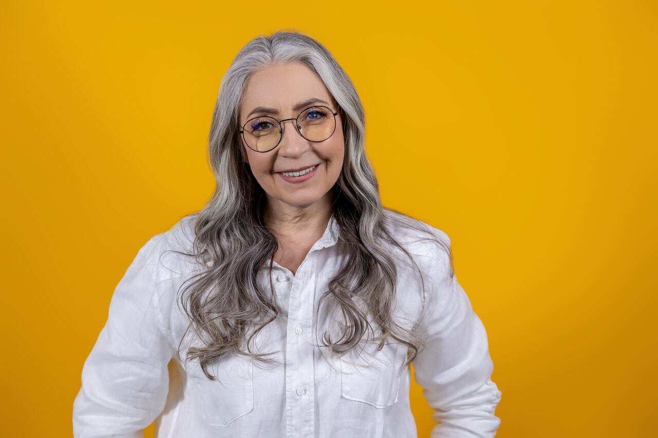 En su búsqueda de un aspecto que refleje su sabiduría y experiencia, las mujeres mayores de 60 años están considerando cuidadosamente una variedad de tonos de cabello que les permitan expresar su individualidad y estilo personal.