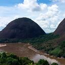 Los afluentes que conforman la cuenca del río Orinoco albergan numerosas riquezas minerales de metales como oro, tantalio, coltán y tusteno.