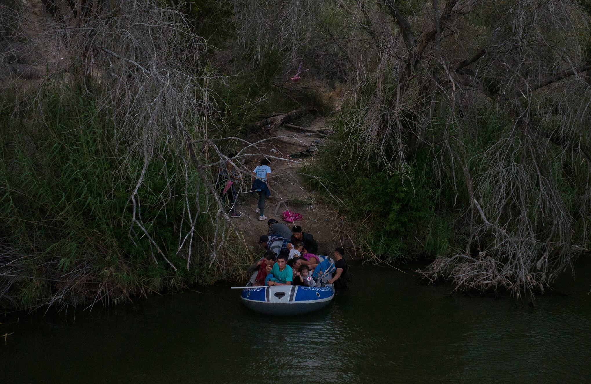 En imágenes : Solicitantes de asilo cruzan Río Grande hacia EE. UU.