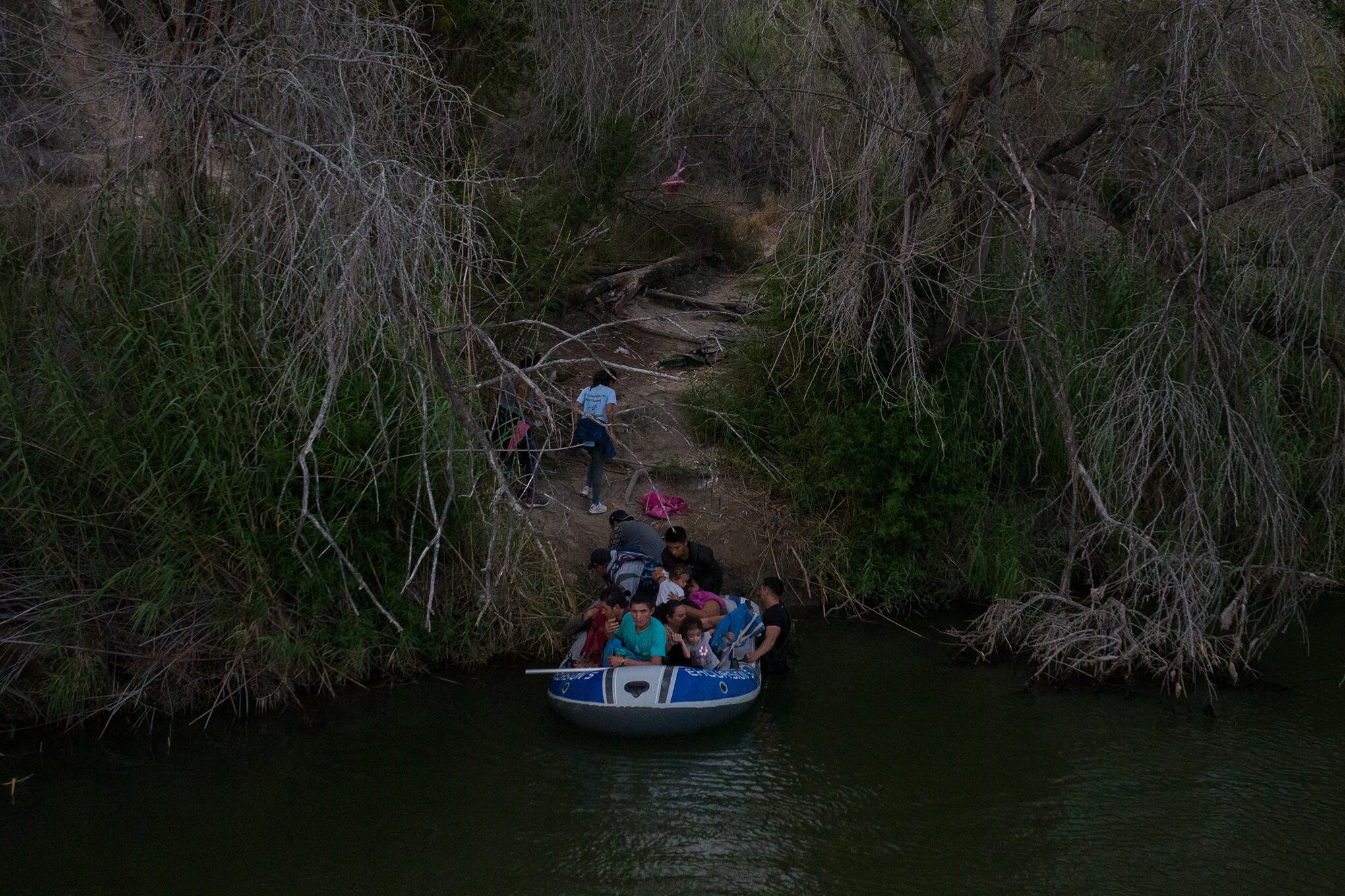 En imágenes : Solicitantes de asilo cruzan Río Grande hacia EE. UU.