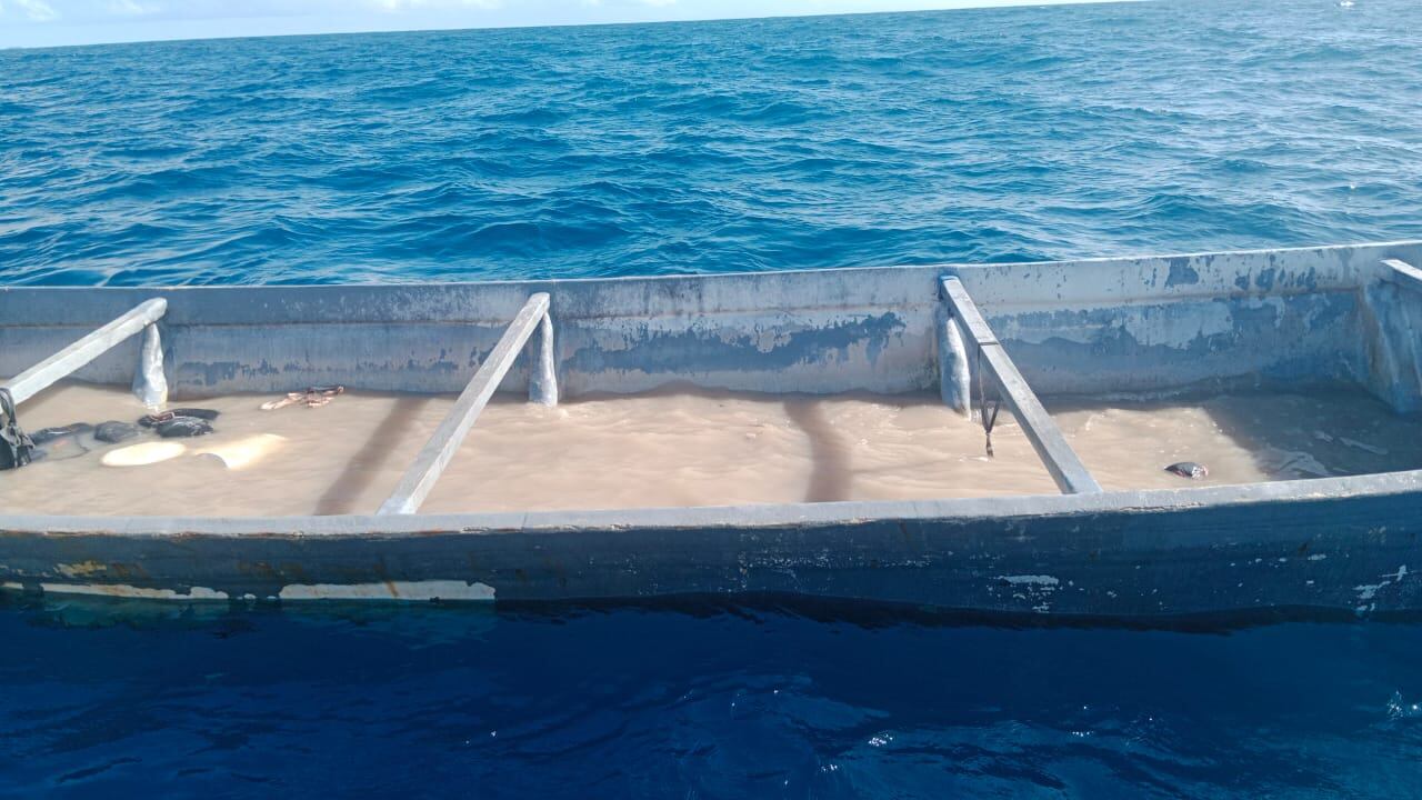 Armada recupera embarcación a la deriva en la isla de Providencia.