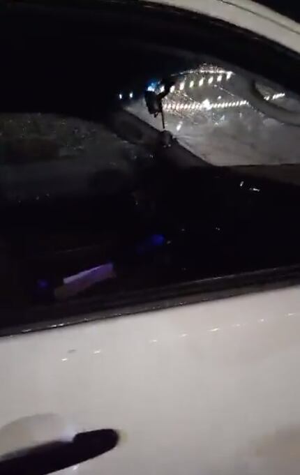 Los ladrones rompieron las ventanas de las camionetas.