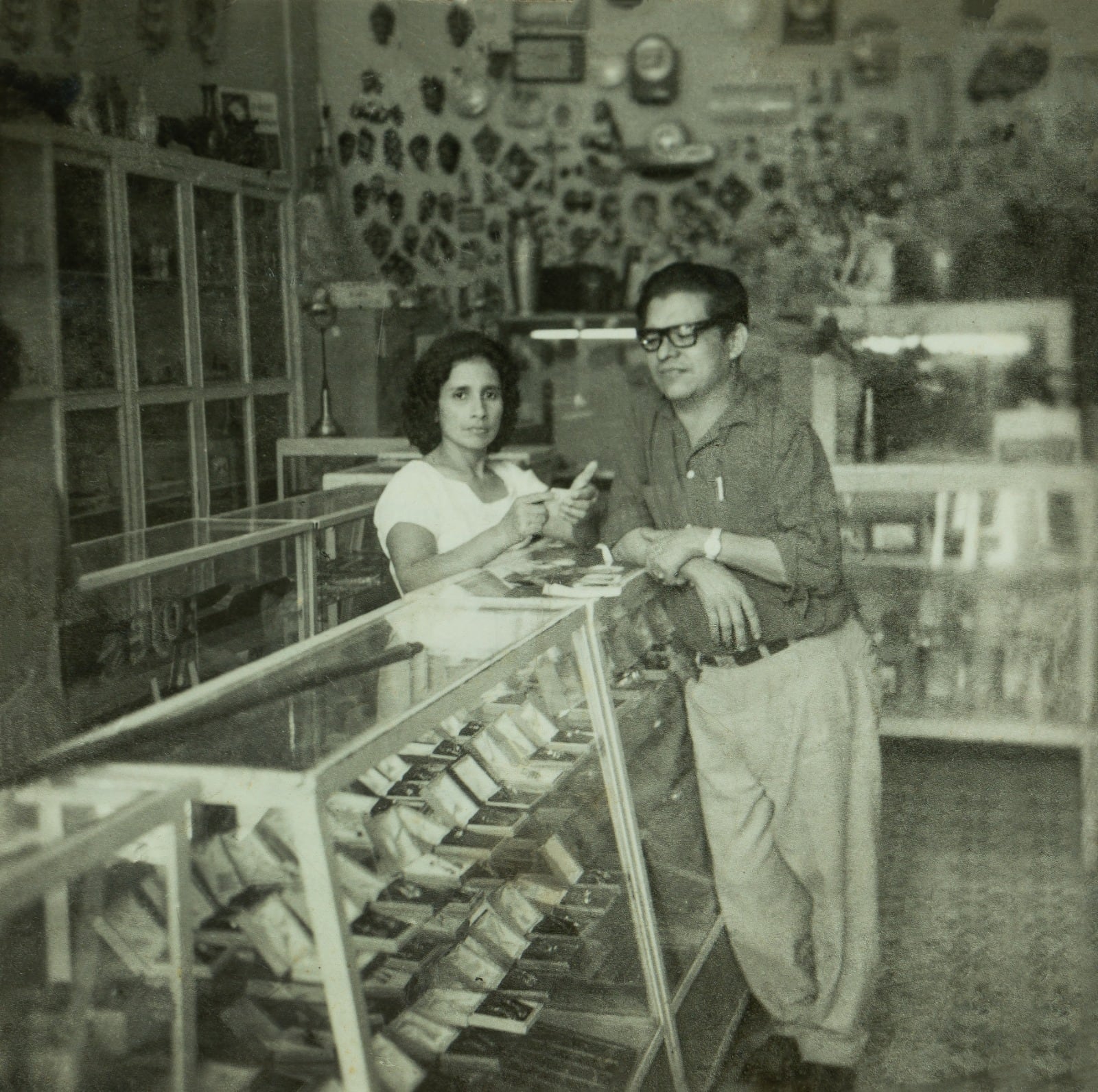 Luis Carlos García, junto con su esposa, fundaron en 1945 la primera tienda de Joyería. Hoy, 80 años después, aún perduran la confianza, constancia y tradición, ya han pasado tres generaciones.