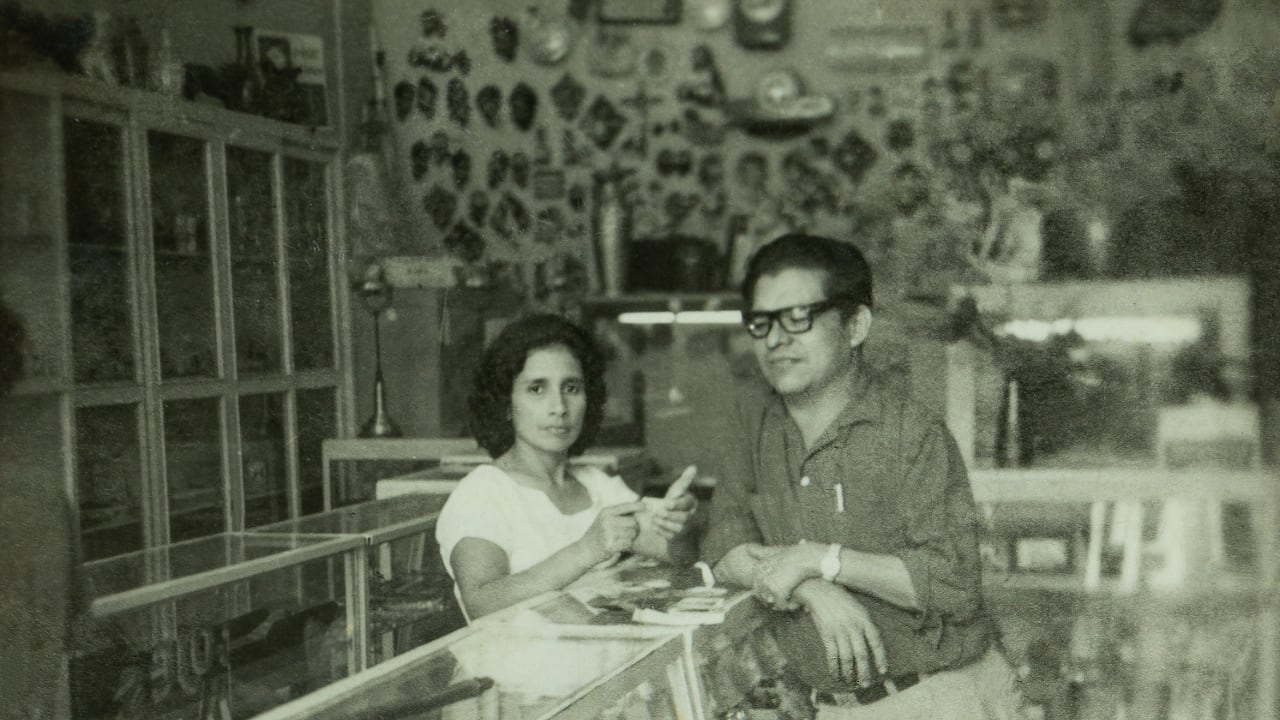 Luis Carlos García, junto con su esposa, fundaron en 1945 la primera tienda de Joyería. Hoy, 80 años después, aún perduran la confianza, constancia y tradición, ya han pasado tres generaciones.