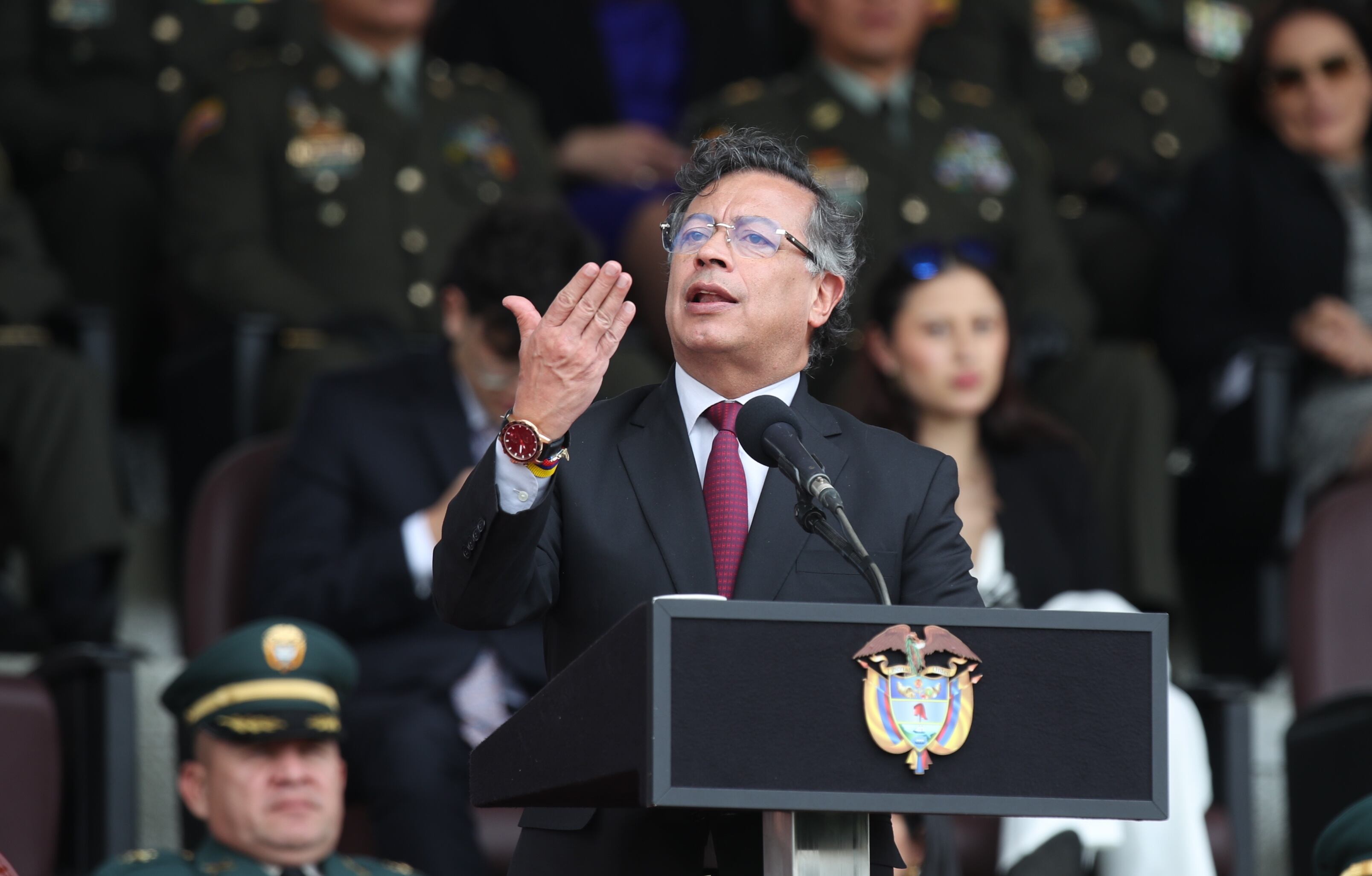 Presidente Gustavo Petro en la ceremonia de presentación del nuevo Director General de la Policía Nacional, Brigadier General Carlos Fernando Triana Beltrán, en compañía del Ministro de Defensa Nacional, Iván Velásquez