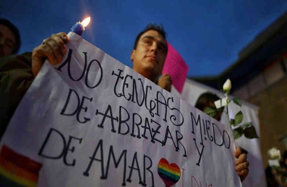 Alrededor de 800 personas  con banderas de la comunidad LGBTI, rosas blancas y carteles con frases rechazando la discriminación sexual