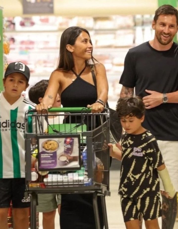Lionel Messi junto a su familia en el supermercado.