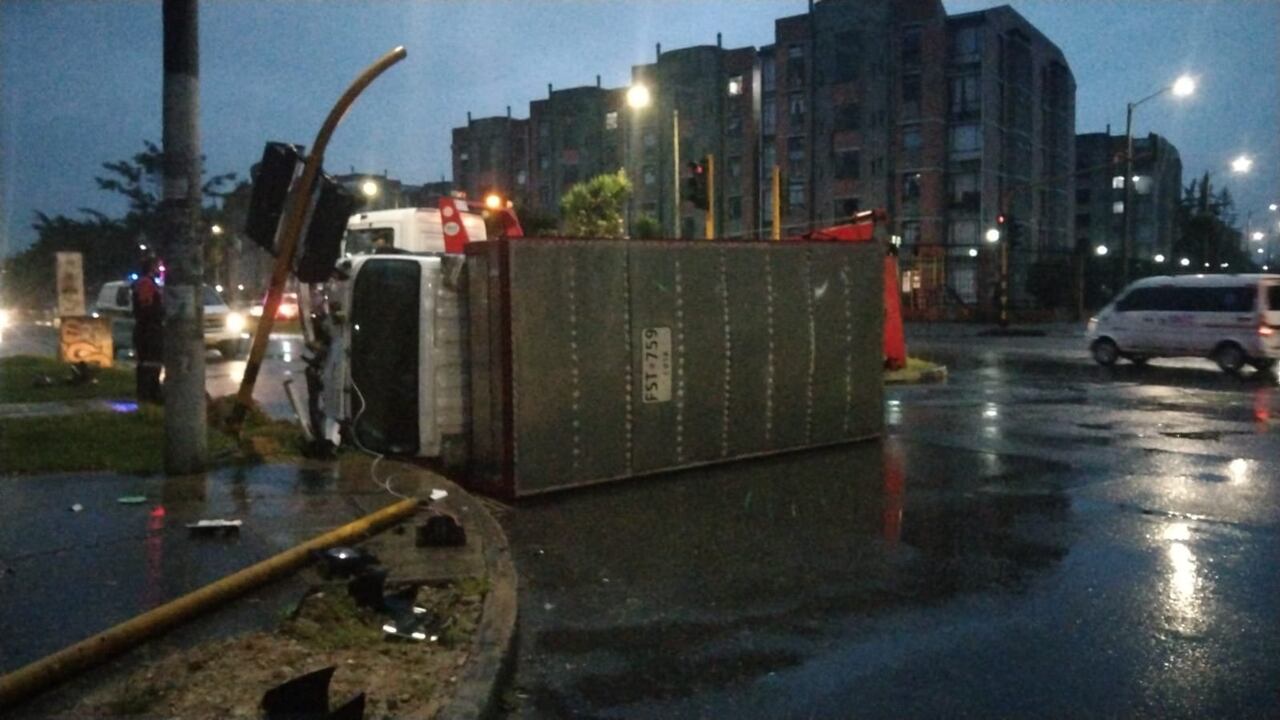 Tras el accidente, uno de los semáforos se dañó por completo.