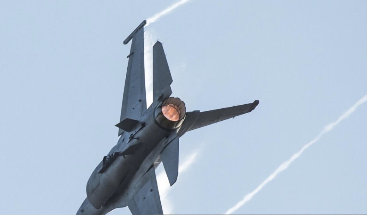 EL F-16 cayó lejos de viviendas y el accidente no dejó víctimas mortales (imagen de referencia)