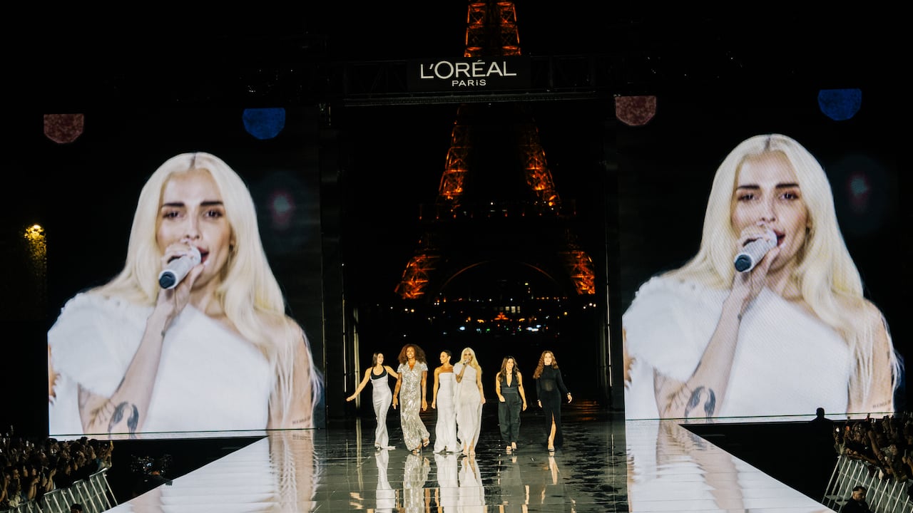 Elena Rose hizo su debut en Le Défilé en París acompañada por algunas de las figuras latinas que participaron en esta edición, entre ellas Renata Notni, Eva Longoria, Anitta, Liniker y Taís Araújo.