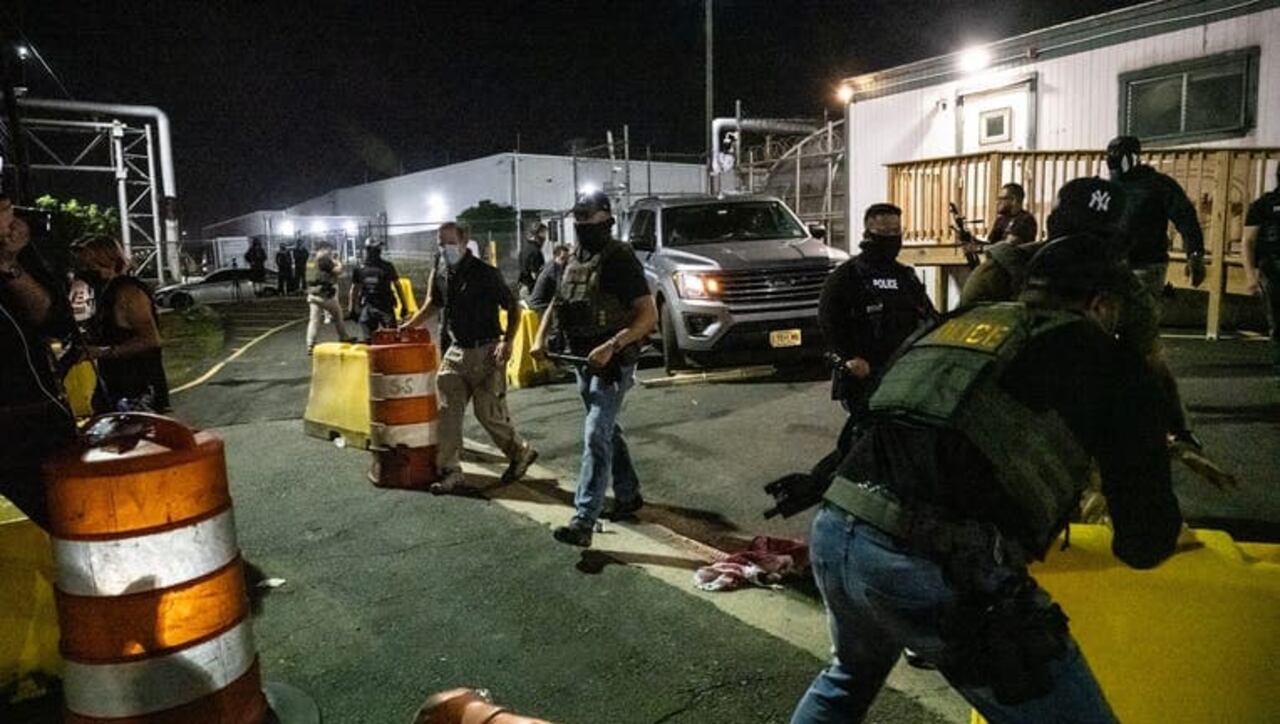 Manifestantes discuten con agentes federales en el exterior del centro ICE de Newark tras el incidente.