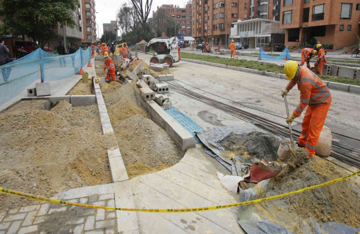 Los plazos se fueron alargando y los habitantes de Bogotá tuvieron que pagar los platos rotos.