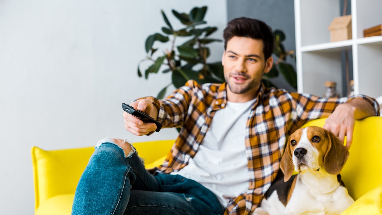 Muchos prefieren quedarse en casa y disfrutar, junto a su familia, amigos o pareja este magnífico plan.