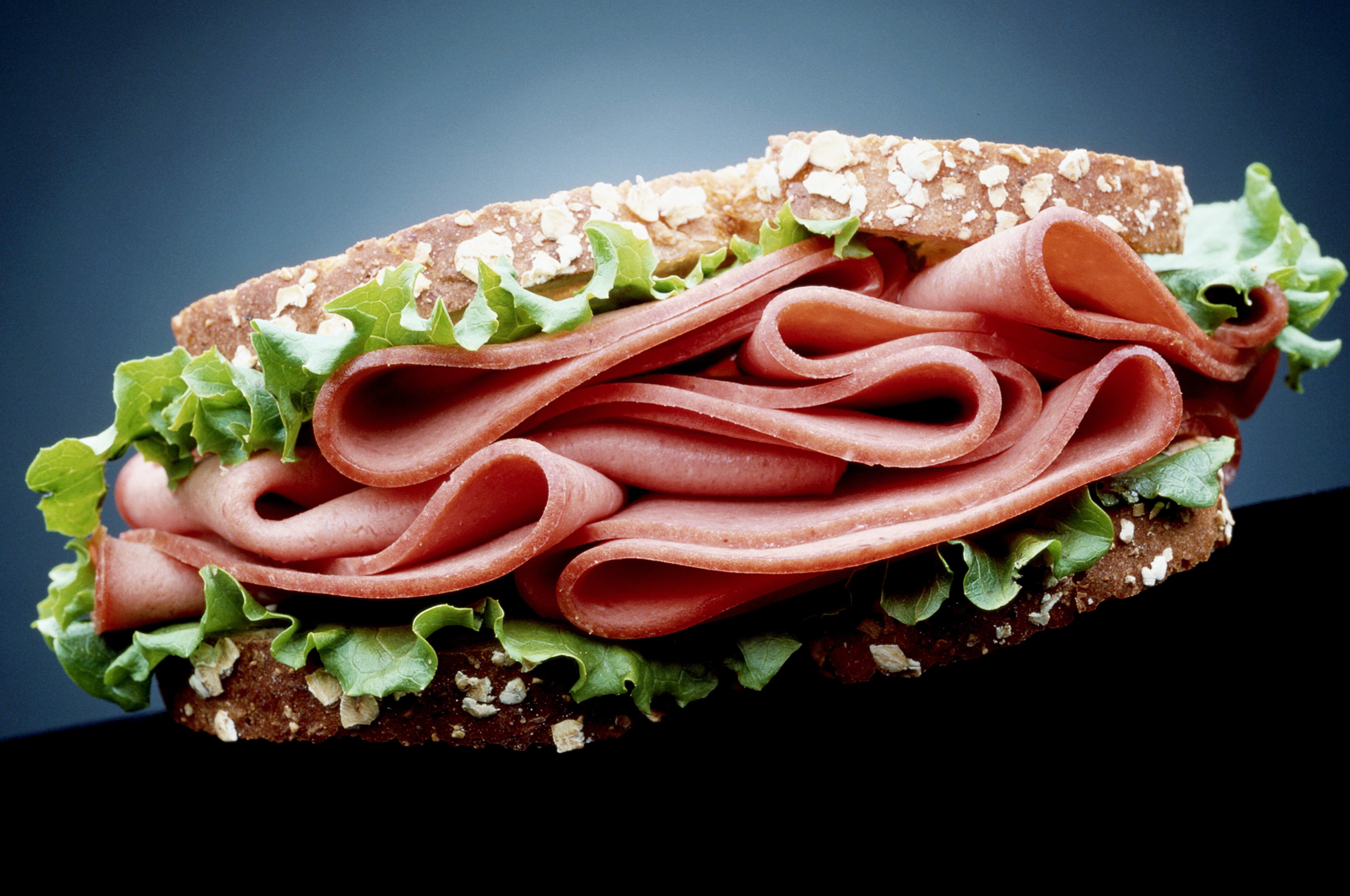 El jamón se considera una carne procesada.