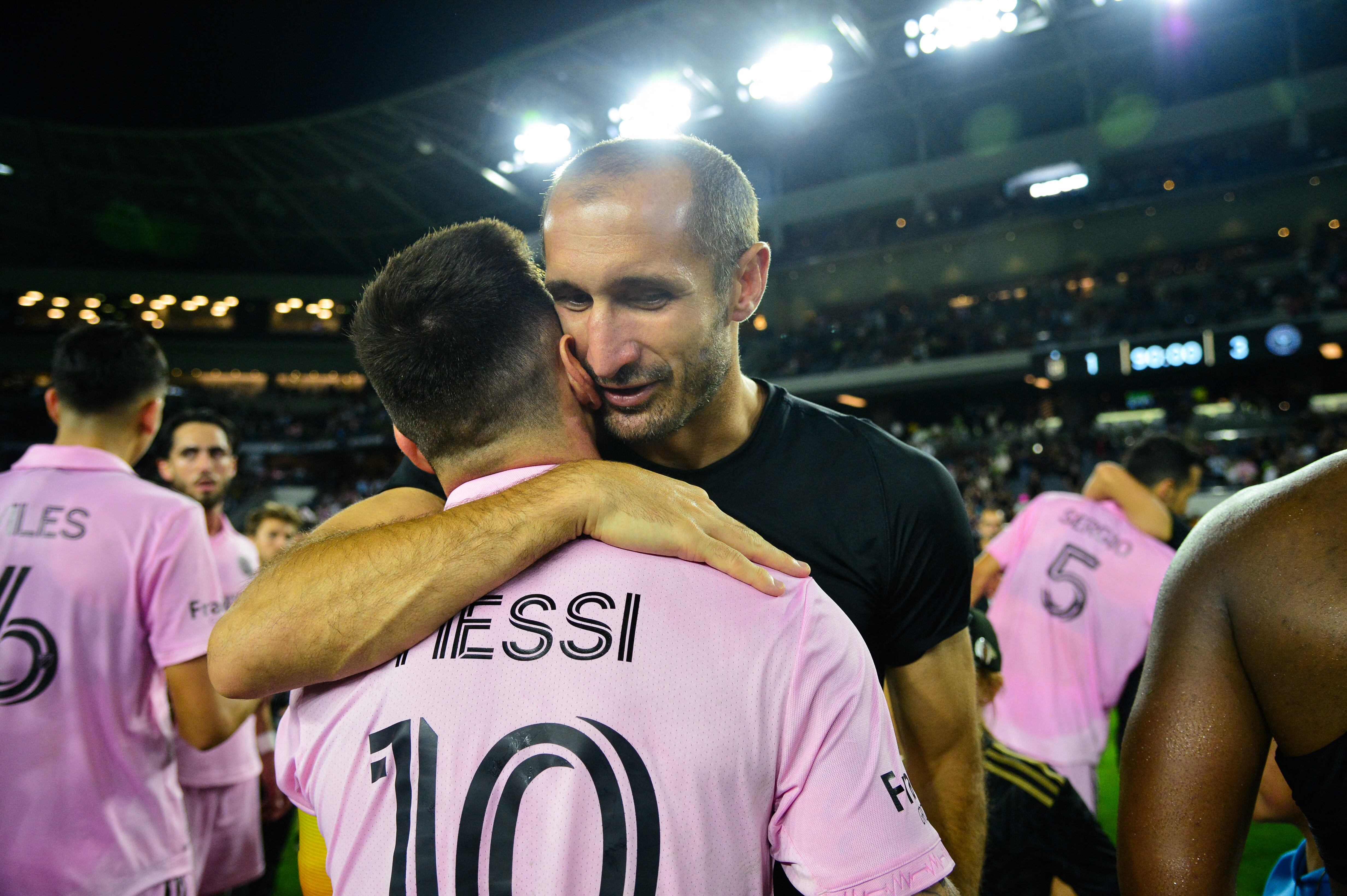 Lionel Messi y Giorgio Chiellini, histórico defensor italiano que hace parte de LAFC.