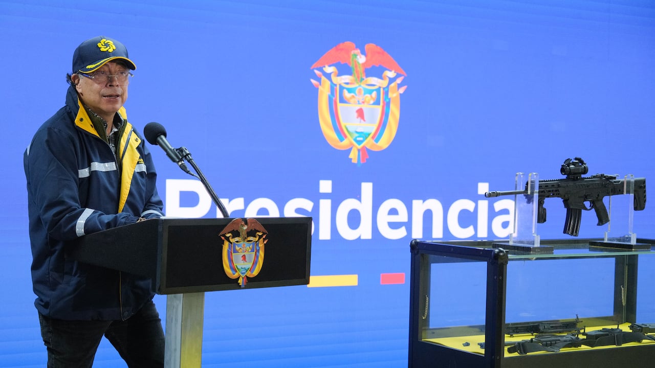 El presidente, Gustavo Petro, el 8 de mayo de 2026 en Soacha (Cundinamarca), presentando el fúsil bautizado como jaguar.