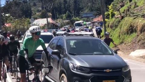 La vía a La Calera, permanece cerrada. (1:00 p.m.) Hay alrededor de 30 personas manifestándose.