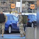 Oficiales del Ejército de Estados Unidos tras su llegada al aeropuerto de Rzeszow-Jasionka, en el sureste de Polonia, el sábado 5 de febrero de 2022. Foto: AP/Czarek Sokolowski