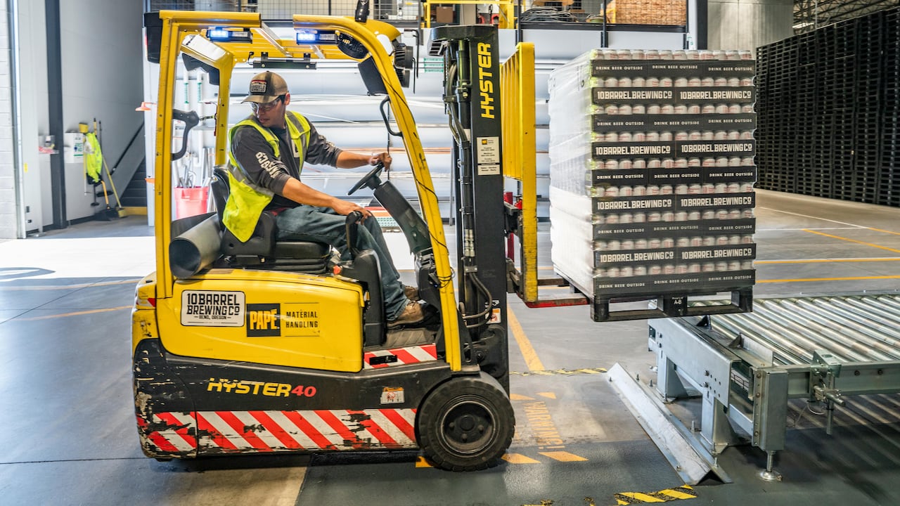 Las posiciones abiertas cubren funciones esenciales como recepción, almacenamiento, alistamiento, despacho y control de inventarios, con horarios rotativos y posibilidades de crecimiento profesional dentro de las compañías.