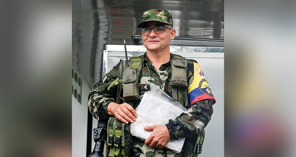  Las disidencias de Iván Mordisco (foto) cuentan con información secreta del Ejército. Documentos y archivos militares fueron hackeados y robados por los ilegales a las tropas. 