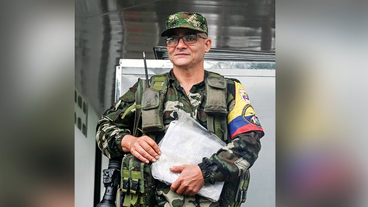 Las disidencias de Iván Mordisco (foto) cuentan con información secreta del Ejército. Documentos y archivos militares fueron hackeados y robados por los ilegales a las tropas.