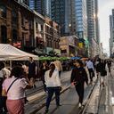 Personas caminan junto a un afiche del TIFF en el centro cultural Bell Lightbox durante el Festival Internacional de Cine de Toronto el 7 de septiembre de 2023, en Toronto. (Foto Joel C Ryan/Invision/AP)