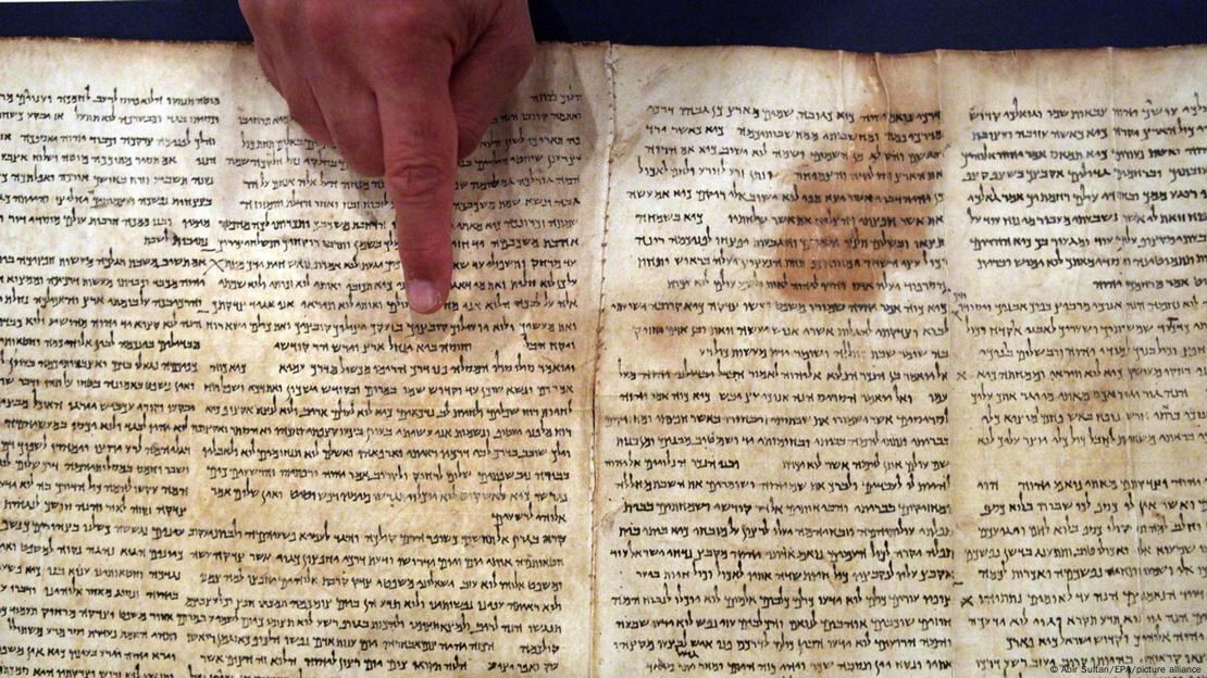 El equipo internacional, liderado por Shira Faigenbaum-Golovin, combinó arqueología, matemáticas y estudios bíblicos para analizar manuscritos antiguos. En la foto, el rollo de Isaías de Qumrán (120 a.C.), no analizado en este estudio.