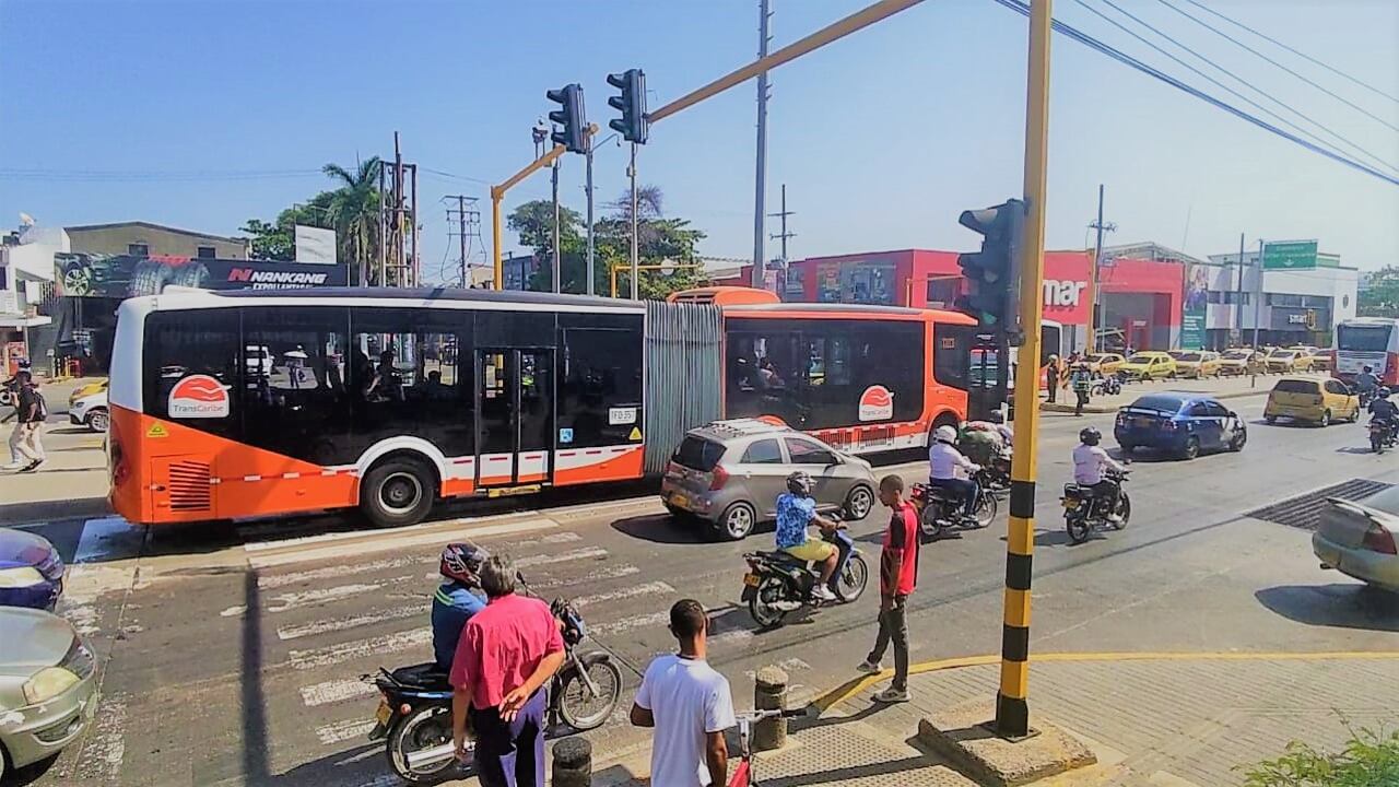 Transcaribe y Paro de taxistas en Cartagena a la altura de los Cuatro Vientos en la Avenida Pedro de Heredia.