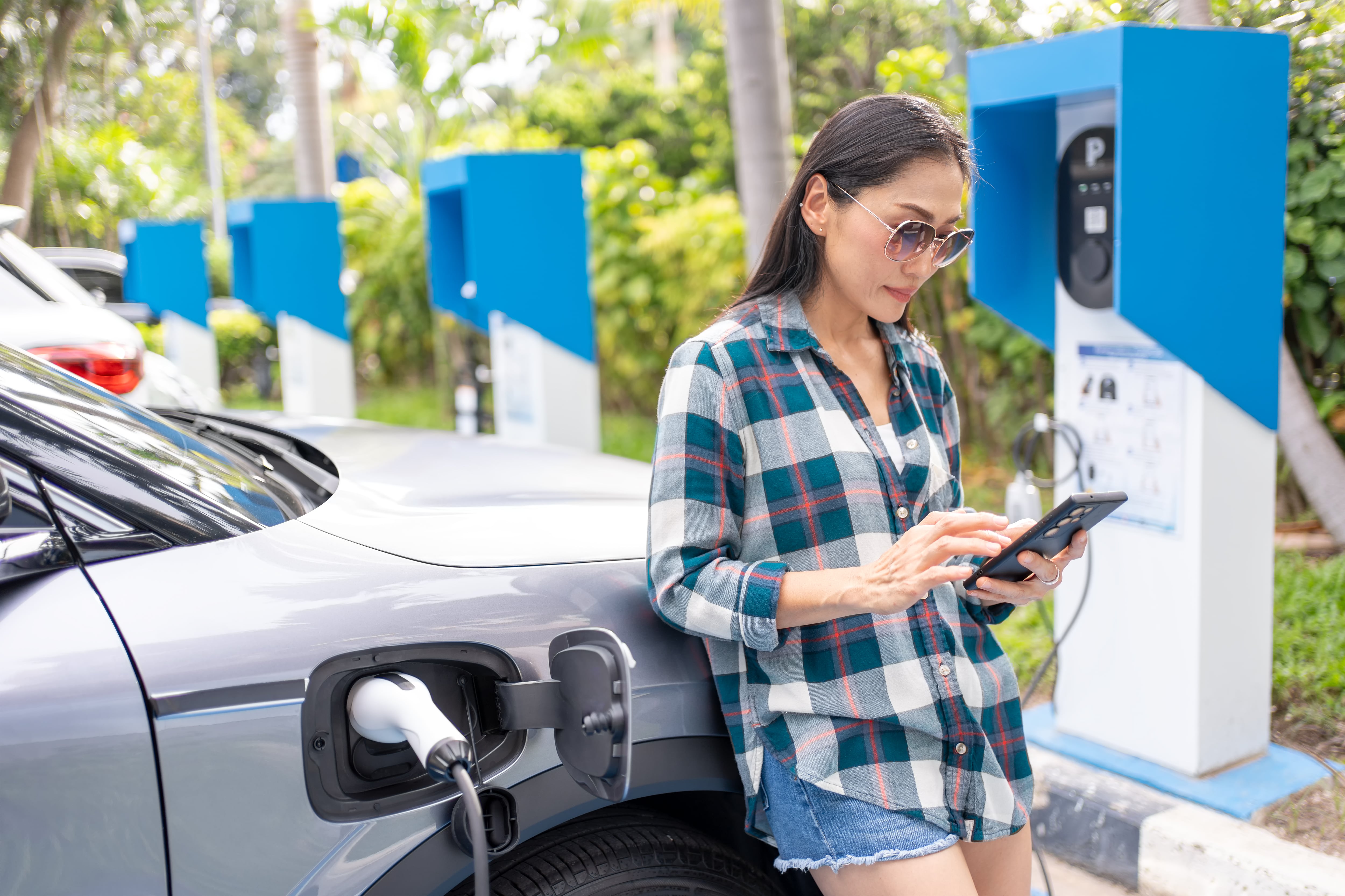 El consumo de un carro eléctrico varía según la velocidad, el modelo del vehículo y las condiciones de conducción.