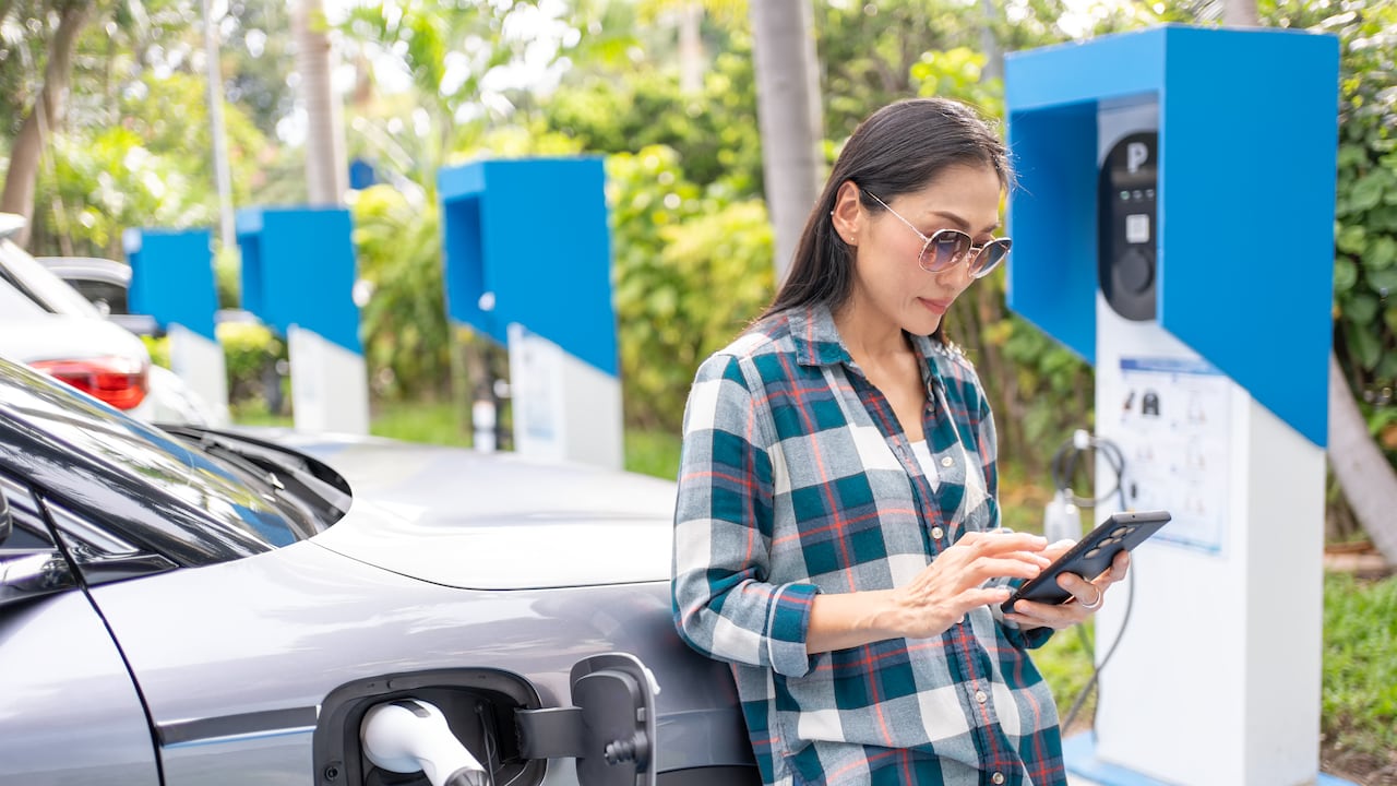 El consumo de un carro eléctrico varía según la velocidad, el modelo del vehículo y las condiciones de conducción.