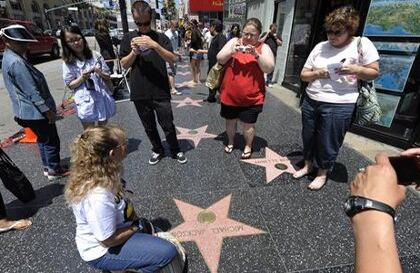 Varios turistas toman fotografías de la estrella de Michael Jackson hoy, jueves 24 de junio de 2010, en el Paseo de la Fama, en Hollywood, California, Estados Unidos.