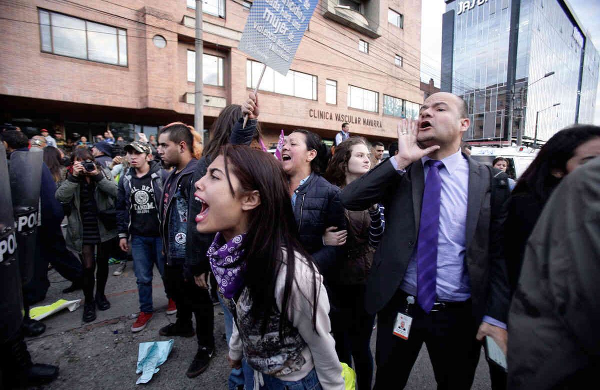 Las protestas duraron hasta las 6:00 p.m, hora en que en medio de una gran algarabia, rechiflas e insultos, el arquitecto fue trasladado para la audiencia de legalización de captura. Foto: León Dario Peláez / SEMANA