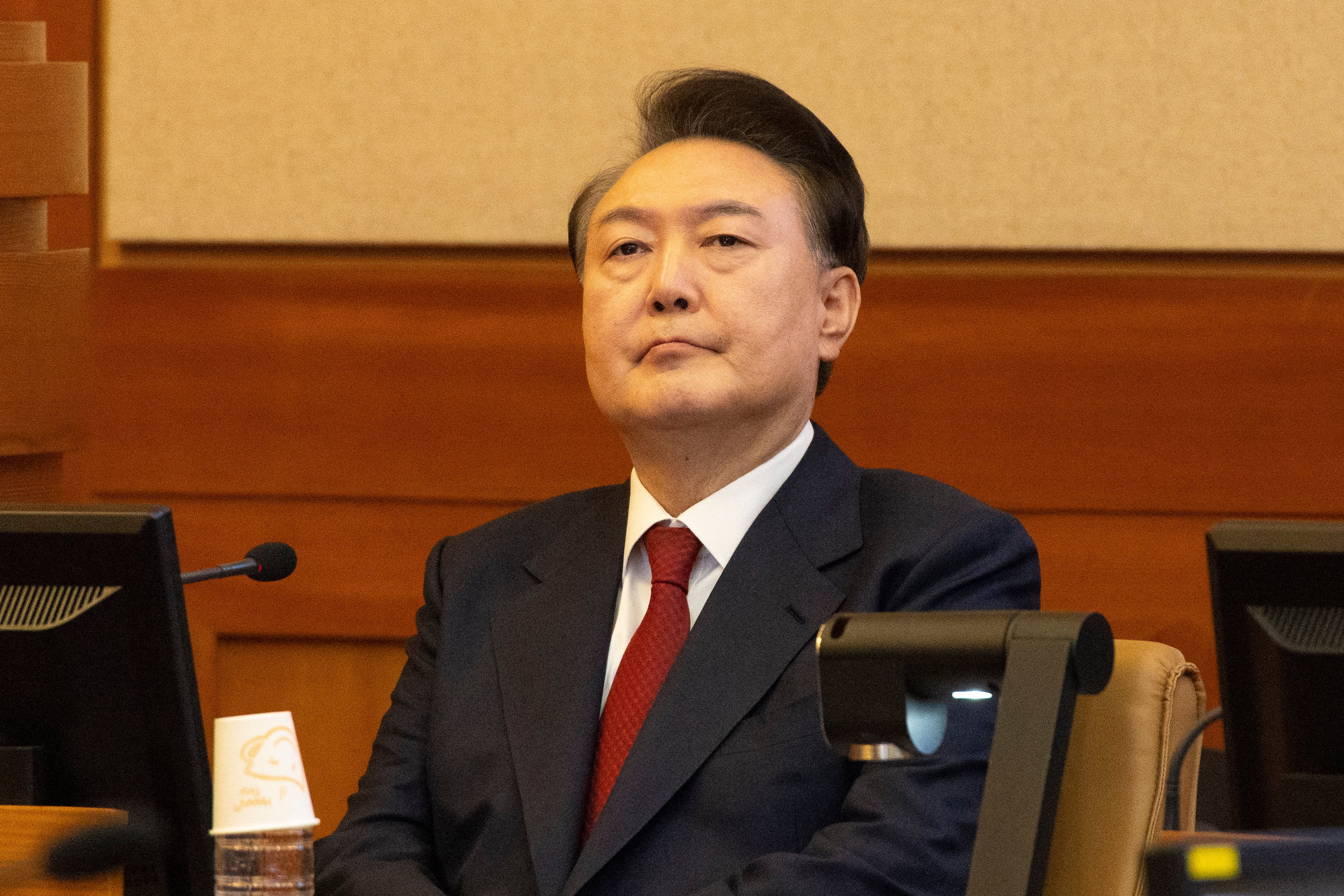 El presidente de Corea del Sur, Yoon Suk Yeol, en proceso de destitución, asiste a una audiencia de su juicio político en el Tribunal Constitucional de Seúl el 13 de febrero de 2025.