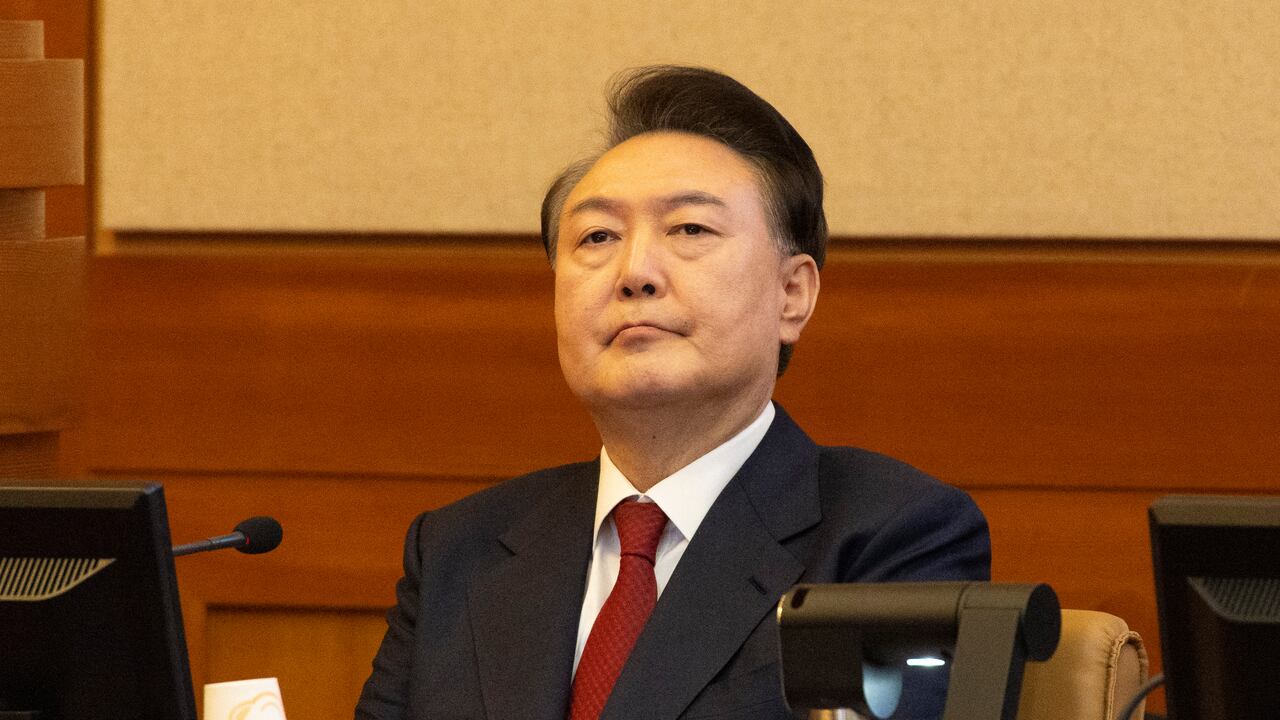 El presidente de Corea del Sur, Yoon Suk-yeol, en proceso de destitución, asiste a una audiencia de su juicio político en el Tribunal Constitucional de Seúl el 13 de febrero de 2025.