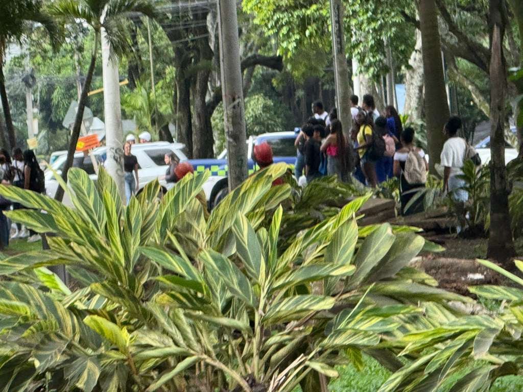 Las autoridades acordonaron la zona del doble homicidio, en Santa Mónica, norte de Cali, para inspeccionar los cadáveres.