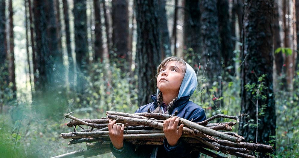 Huezo decidió  que no habría voz en off ni entrevistas. En ese sentido, hay un cambio radical, hay una puesta en cámara distinta a lo anterior en su filmografía.