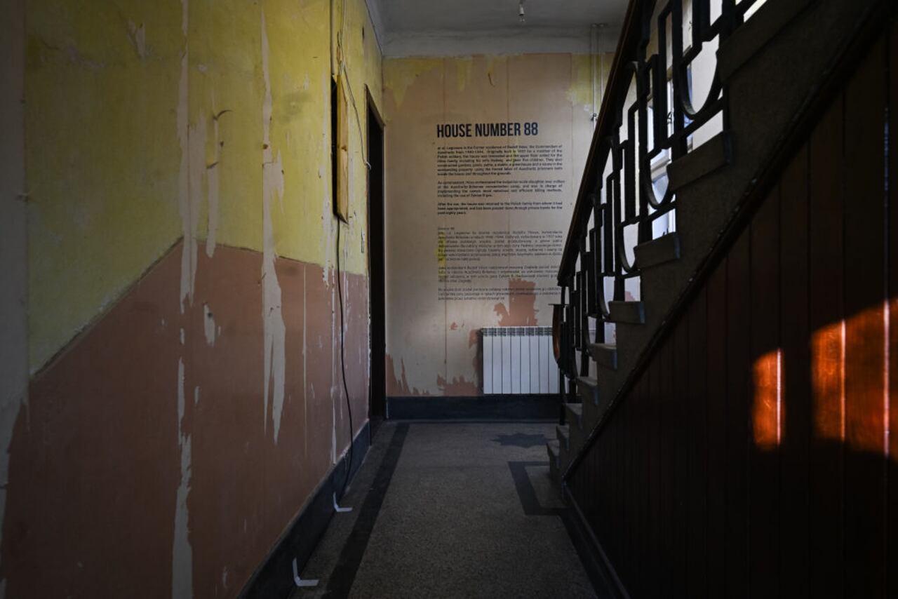 OSWIECIM, POLONIA - 26 DE ENERO: Una vista del vestíbulo de entrada de la Casa 88, la antigua residencia del comandante de Auschwitz, Rudolf Hoss, el 26 de enero de 2025 en Oswiecim, Polonia. La casa del comandante de Auschwitz durante la Segunda Guerra Mundial, Rudolf Hoss, se abre por primera vez a los visitantes. La casa fue el tema de la película "La zona de interés". (Foto de Omar Marqués/Getty Images)