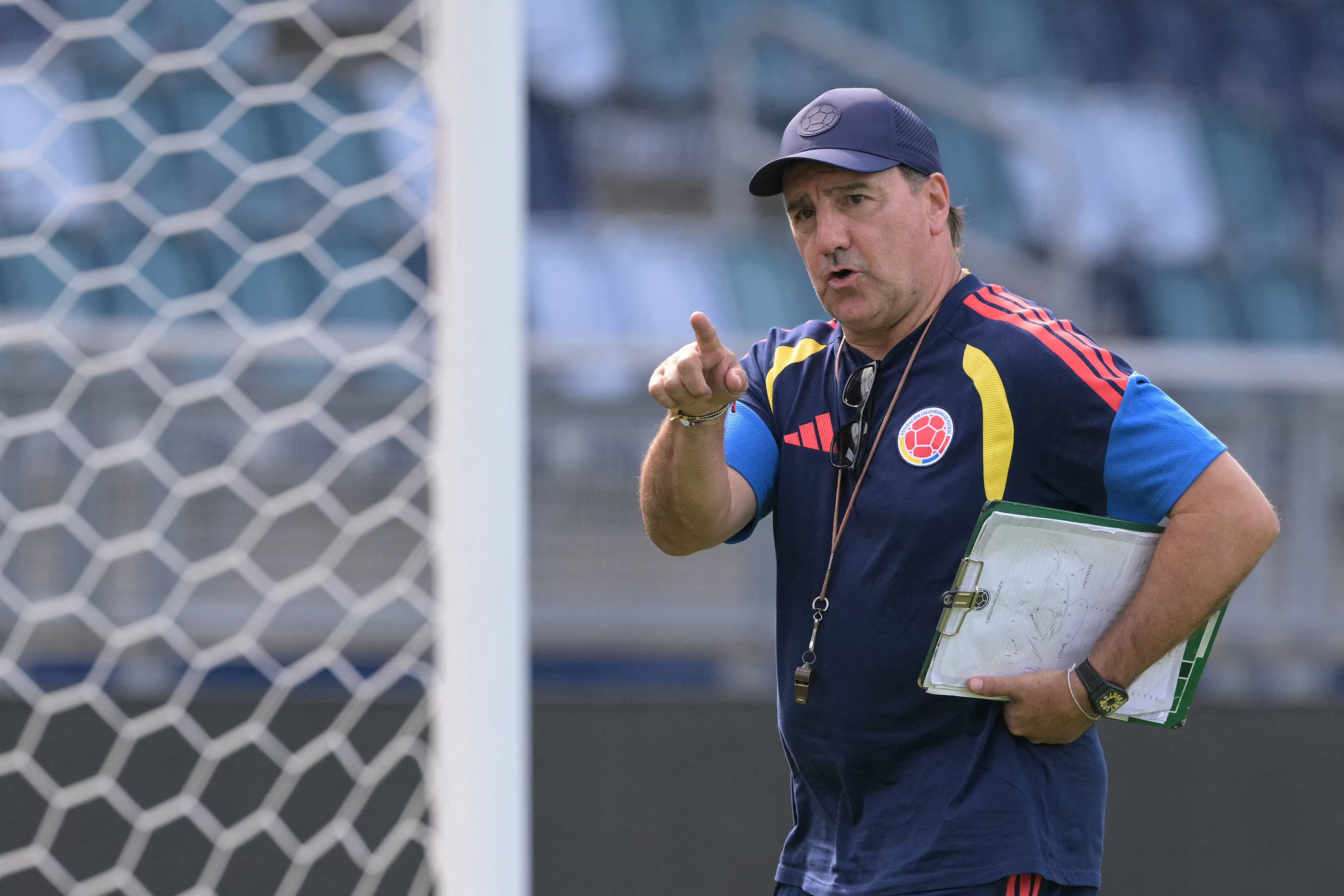 Néstor Lorenzo, con lista en mano dirigiendo un entrenamiento de Selección Colombia