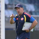 Néstor Lorenzo, con lista en mano dirigiendo un entrenamiento de Selección Colombia