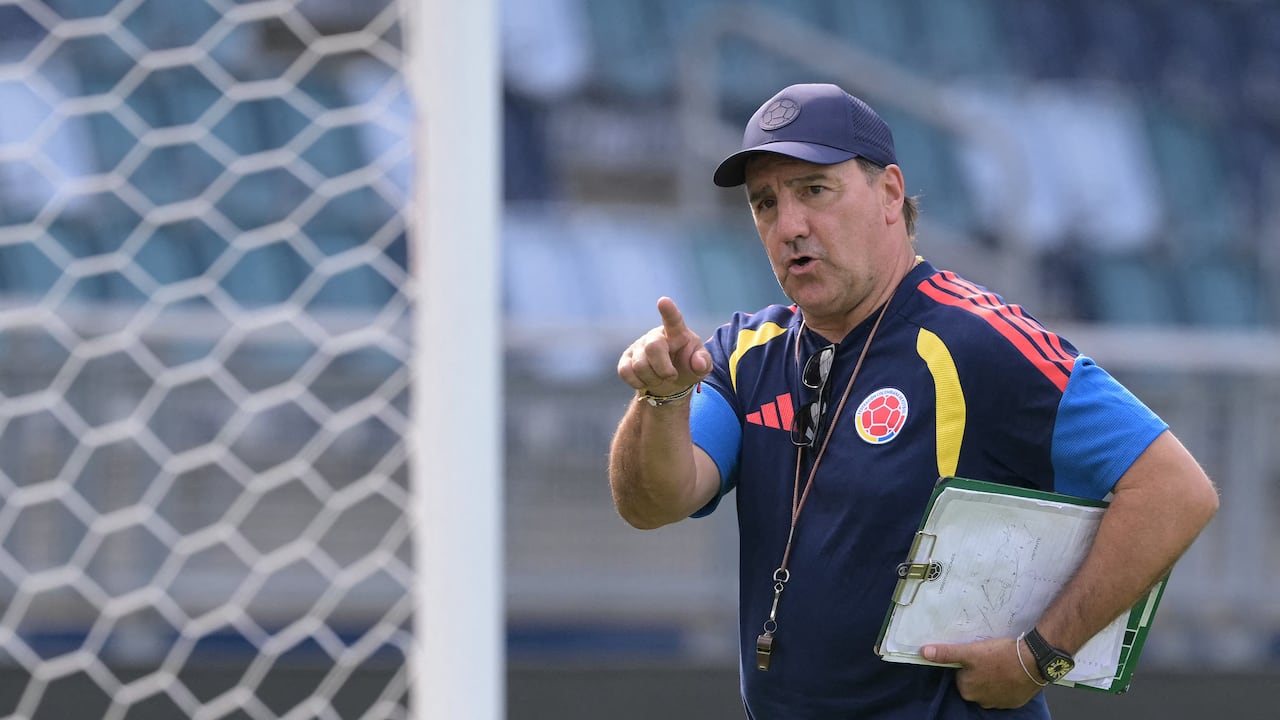 Néstor Lorenzo, con lista en mano, dirigiendo un entrenamiento de la Selección Colombia.