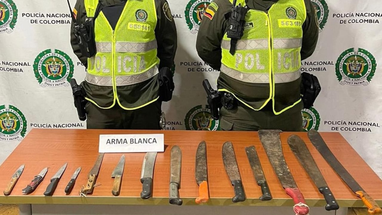 A hinchas del América les incautaron gran cantidad de machetes en el Pascual Guerrero.