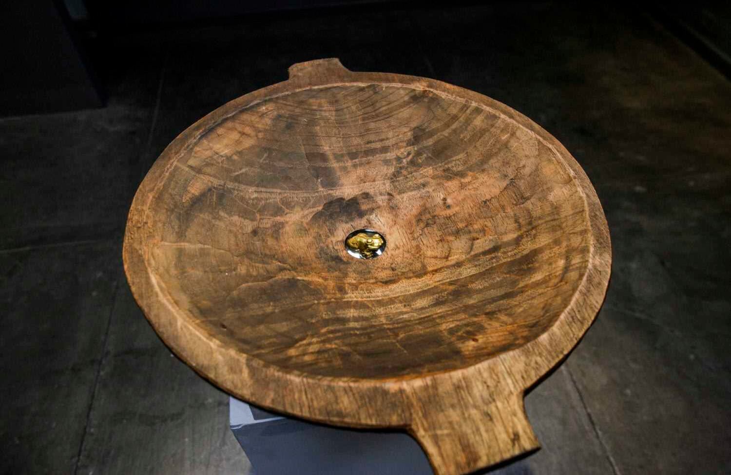 ‘Ilusión’ de  Eduard Moreno/ En palabras de Hernández: “esta obra de alguna manera resume toda la exposición porque muestra la historia de la minería a través de la rana precolombina y también el proceso de extracción que hacen los mineros, porque ellos a veces ven una bolita de oro, la van a coger y es un reflejo.” 