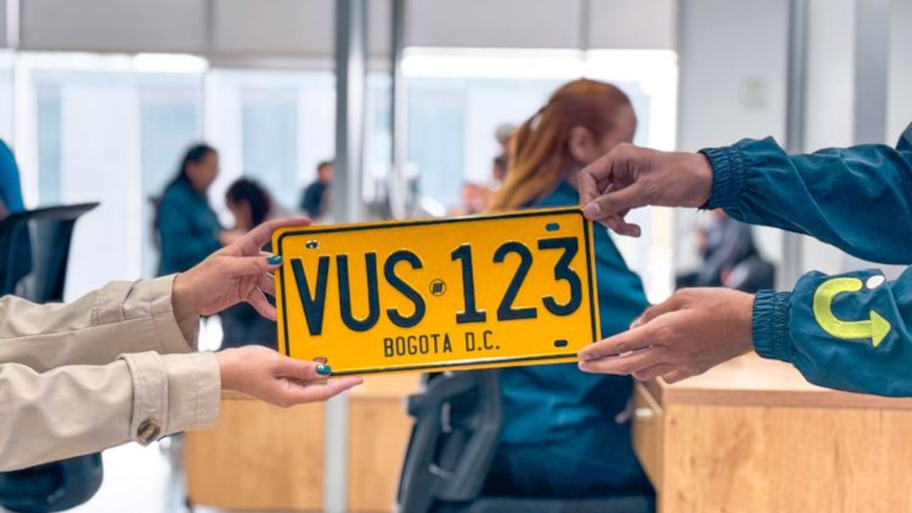 Entrega de placa de automóvil matriculado en Bogotá.
