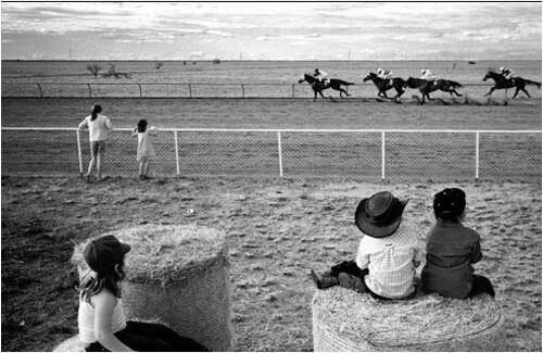 Andrew Quilty, Australia, para Australian Financial Review Magazine. Dos niños contemplan la competición ecuestre en la imagen que ha logrado el máximo galardón en la categoría de Deportes individiuales.

